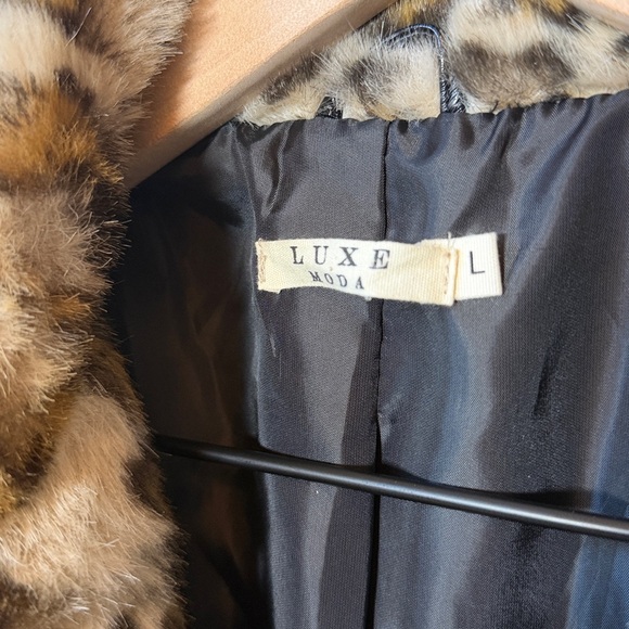 Luxe Moda Faux Fur Leopard Print Cuff Patent Jacket - Picture 4 of 5